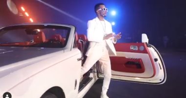 محمد رمضان يشعل حفلته بدبى بسيارته الرولز رويس