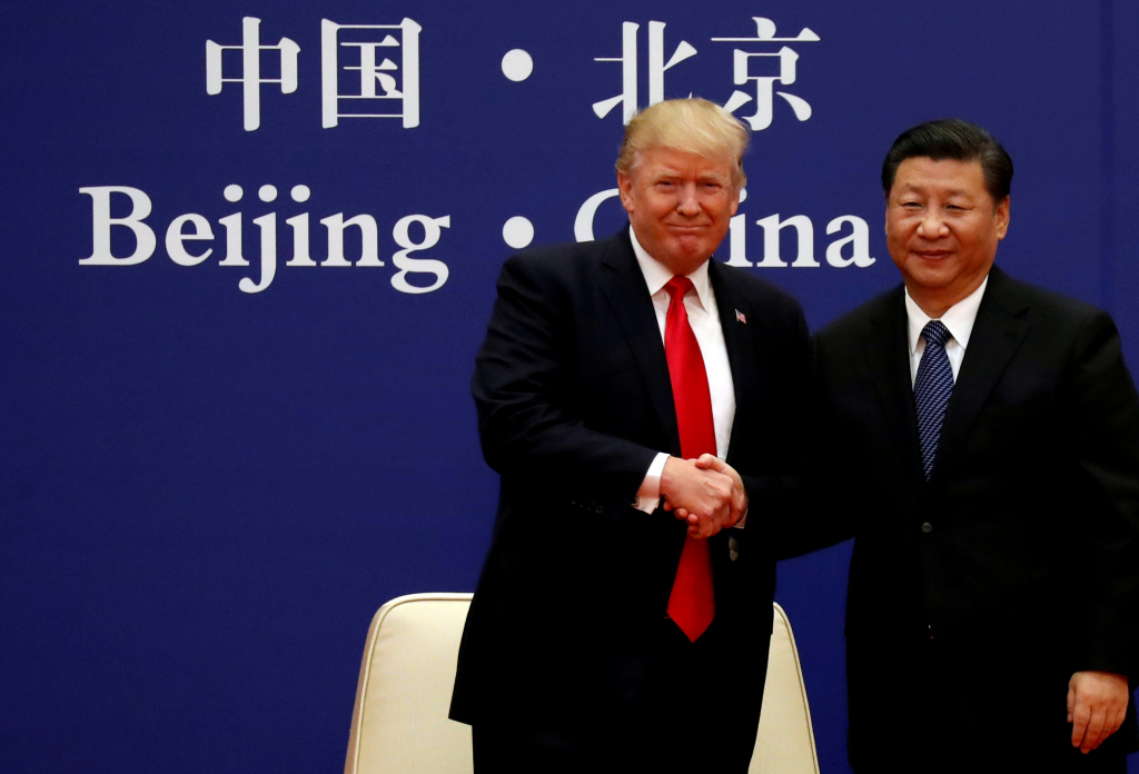 الرئيس الأمريكي دونالد ترامب والمفاوض الصيني يوقعان اتفاقا تجاريا “تاريخياً”