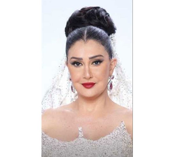 الفنانة غادة عبدالرازق تظهر بفستان الزفاف.. هل تزوجت للمرة الـ 12