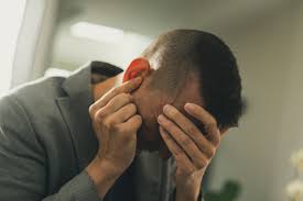 أهم الأسباب التي تؤدي إلى طنين الأذن