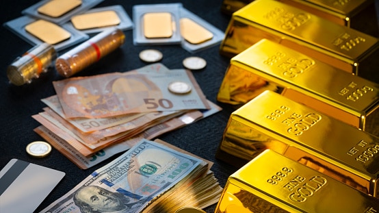 نتيجة لقوة الدولار هبط الذهب إلى أدنى مستوى له في أكثر من 8 أشهر